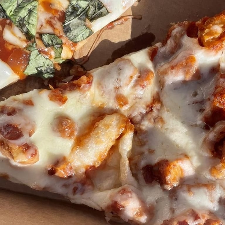 Buffalo Chicken Pizza: A Spicy Slice Favorite